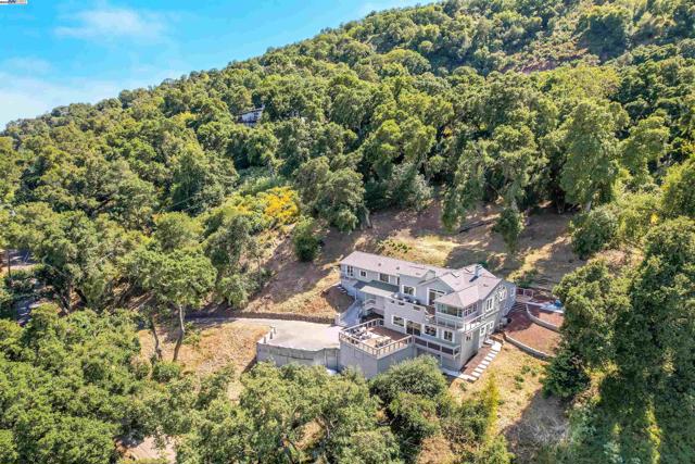 102 Castlewood Dr, Pleasanton CA: https://media.crmls.org/mediaz/9410681b-ac0d-41ef-a010-f90ae6ad11e9.jpg