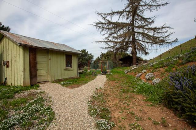 820 Comstock Road, Hollister CA: https://media.crmls.org/mediaz/94106ab7-07ee-427c-9ec8-74b0218d3e56.jpg