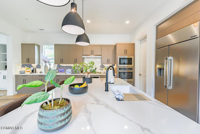6981 Shadow Wood Drive, Moorpark CA: https://media.crmls.org/mediaz/9411585a-05b6-4e9d-9a17-525ed5a9295c.jpg