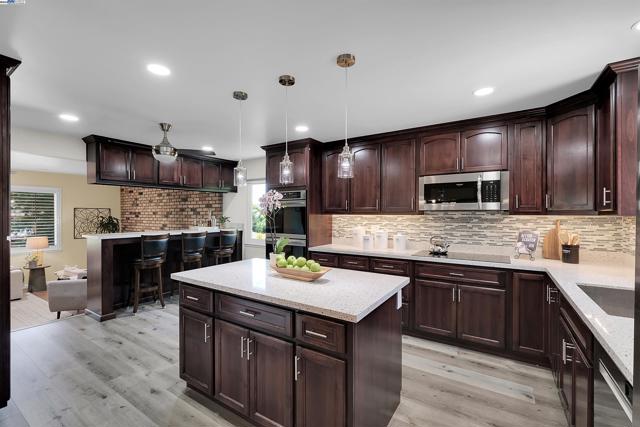 17561 Vineyard Rd, Castro Valley CA: https://media.crmls.org/mediaz/94117741-a787-443e-929c-ee3326f90b34.jpg
