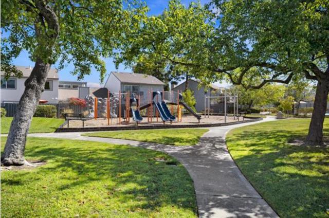 856 Erickson Lane, Foster City CA: https://media.crmls.org/mediaz/9411b70c-8da2-4b3f-9cd0-618999d1f9f7.jpg