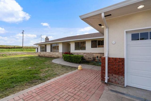 1080 Fairview Road, Hollister CA: https://media.crmls.org/mediaz/9411fbf0-19bf-4d45-a8ee-bd4b139a493f.jpg