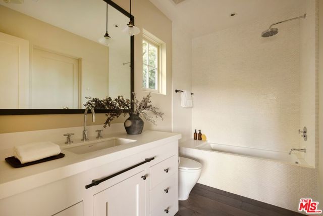 1319 Amalfi Drive, Pacific Palisades CA: https://media.crmls.org/mediaz/94137dac-89d7-4236-8378-1f82e88846a6.jpg