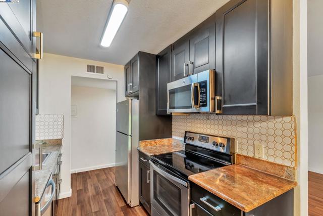 291 Tradewinds Dr, San Jose CA: https://media.crmls.org/mediaz/94138672-720b-4bb3-8ee4-0e69045e1ce4.jpg