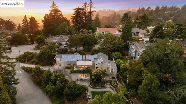 6452 Ascot Dr, Oakland CA: https://media.crmls.org/mediaz/941396c0-7d9e-47c4-bfbb-6a5b13e3beba.jpg