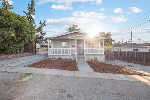 1385 Palm Ave, Martinez CA: https://media.crmls.org/mediaz/94146cbb-e7aa-42c7-a049-3b60b7a3eef8.jpg