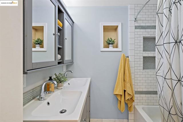 61 Wildwood Ave, Piedmont CA: https://media.crmls.org/mediaz/9414d7ec-4549-4646-b44e-30f93392f69b.jpg