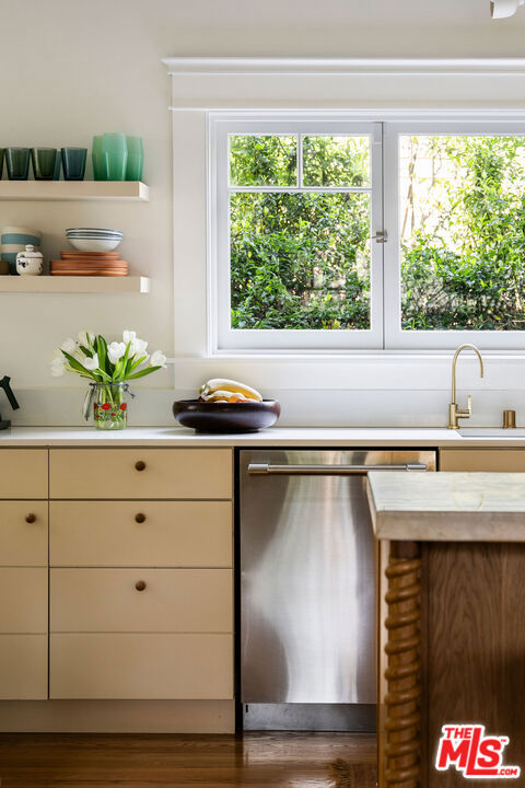 1741 Golden Gate Avenue, Los Angeles CA: https://media.crmls.org/mediaz/9414f2eb-e8eb-4e31-a4ad-f7f3bdd4709b.jpg