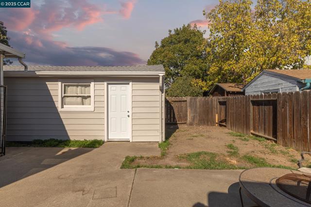1935 Chestnut Ave, Antioch CA: https://media.crmls.org/mediaz/9417c277-939e-4248-9453-08dca6335e81.jpg