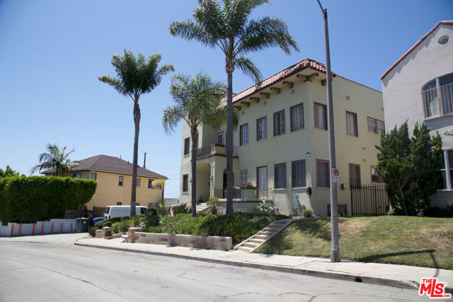 2331 Lucerne Avenue, Los Angeles CA: https://media.crmls.org/mediaz/9418b075-4312-402a-a876-cdf5d7c7a4c7.jpg