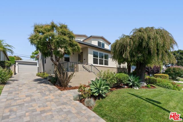 8107 Yorktown Avenue, Los Angeles CA: https://media.crmls.org/mediaz/94190296-ecb4-4664-8dba-2ac409396c12.jpg