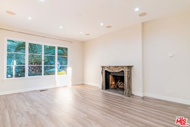 619 N RODEO Drive, Beverly Hills CA: https://media.crmls.org/mediaz/941b5460-93ae-4d14-80cf-5b07e7de7d8a.jpg
