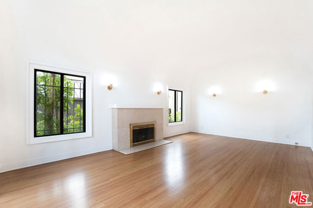 449 S Citrus Avenue, Los Angeles CA: https://media.crmls.org/mediaz/941b5734-df9d-46eb-96cc-4f53923b419a.jpg
