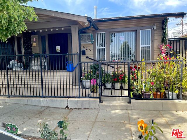 2623 W 30th Street, Los Angeles CA: https://media.crmls.org/mediaz/941b69b8-4fc1-4afa-85b3-ec259d3aaf52.jpg