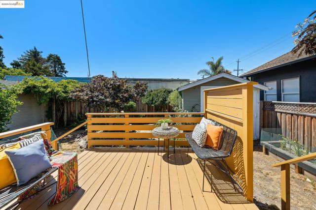 393 43Rd St, Oakland CA: https://media.crmls.org/mediaz/941c6705-83b8-4ad0-9c89-1d725ef2ebf8.jpg