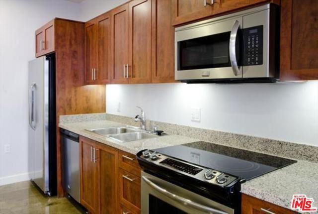 315 W 5th Street, Los Angeles CA: https://media.crmls.org/mediaz/941d6af1-cfa6-43fe-8af1-0d005463f03d.jpg