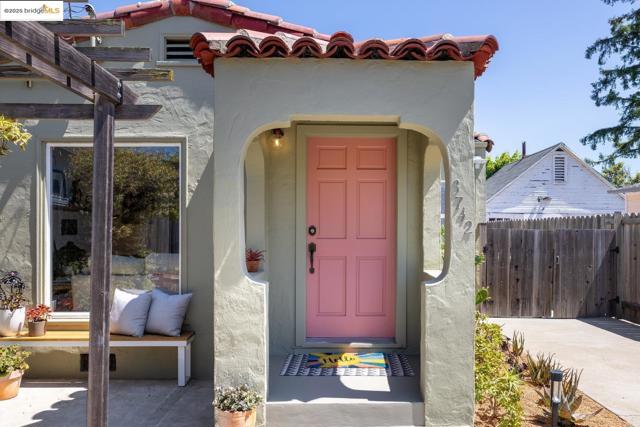 3742 Loma Vista AVE, Oakland CA: https://media.crmls.org/mediaz/941e02bd-4790-473c-bf9a-d8418236a27a.jpg