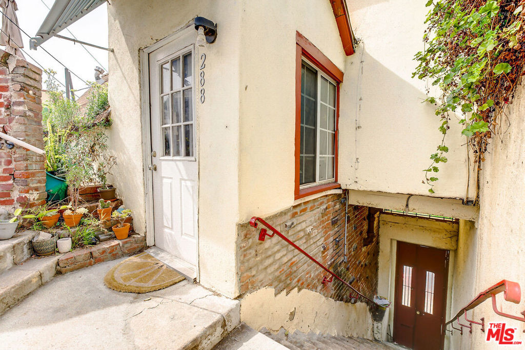1/4 S Coronado Street