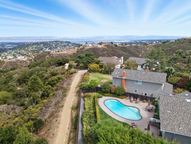 7 Somerset Court, Belmont CA: https://media.crmls.org/mediaz/941e34a0-e56e-4d51-882b-4472f5fb411d.jpg