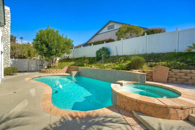 2785 Canyon Oak Pl, Escondido CA: https://media.crmls.org/mediaz/941ed349-81a5-45e6-bc5b-b735c0a599b6.jpg