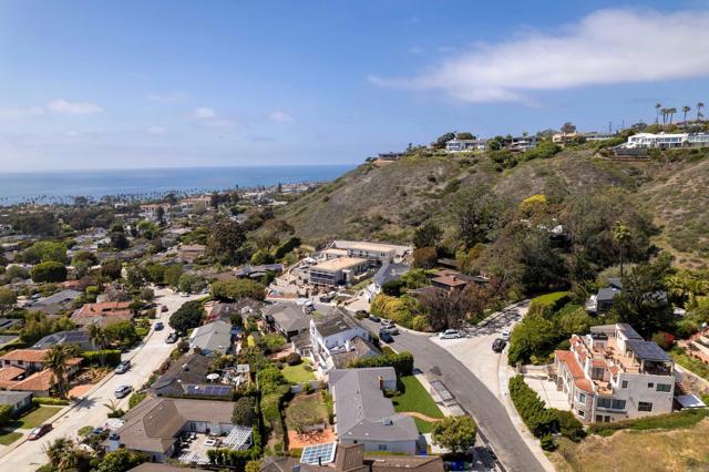 6018 Folsom Drive, La Jolla CA: https://media.crmls.org/mediaz/9420c416-4012-4aea-8381-256662a3a510.jpg