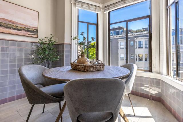 806810 Union Street, San Francisco CA: https://media.crmls.org/mediaz/9421616f-094c-4e26-9938-47a959e0b85e.jpg