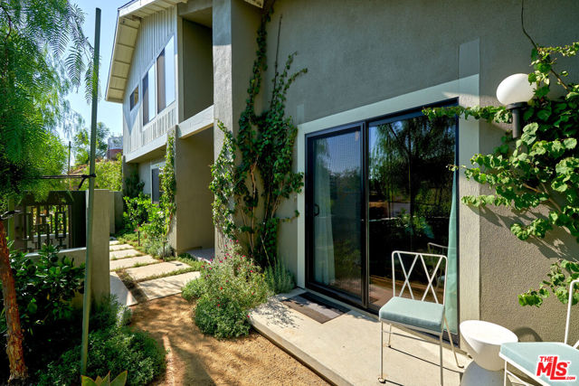 6435 Innsdale Drive, Los Angeles CA: https://media.crmls.org/mediaz/9422a7cd-b2a9-4b40-b674-f05f8ed5e26c.jpg