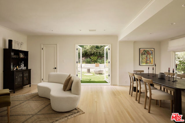 10660 Somma Way, Los Angeles CA: https://media.crmls.org/mediaz/94235c52-8ed8-4d5a-961b-8db627ed0da4.jpg
