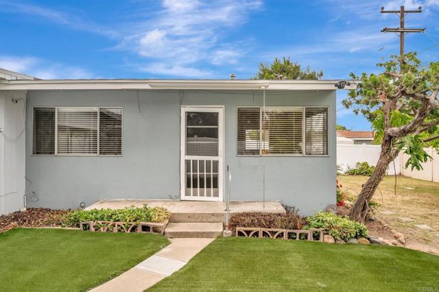 834 Oaklawn Ave A&B, Chula Vista CA: https://media.crmls.org/mediaz/9424693f-5569-4861-b047-c5fb1a635c82.jpg