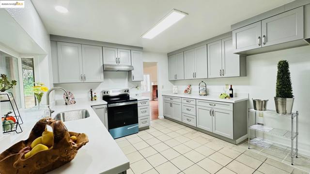 3593 Morningside Dr, Richmond CA: https://media.crmls.org/mediaz/9424ce80-1f47-42e9-bfc7-6119a63c3af6.jpg