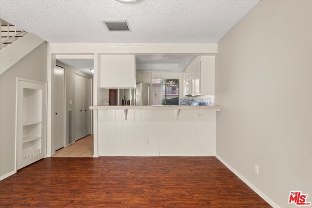 5720 Owensmouth Avenue, Woodland Hills CA: https://media.crmls.org/mediaz/9424f04e-f4e3-42ba-ab04-c3ce264d2460.jpg