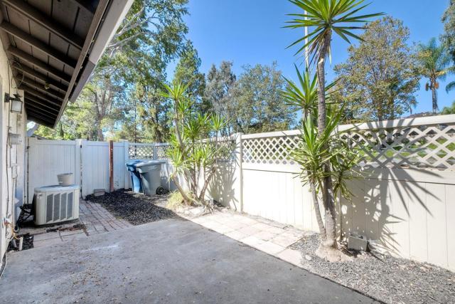 242 Eveningside Gln, Escondido CA: https://media.crmls.org/mediaz/94253841-7841-468a-9fa5-0ac4eee99769.jpg