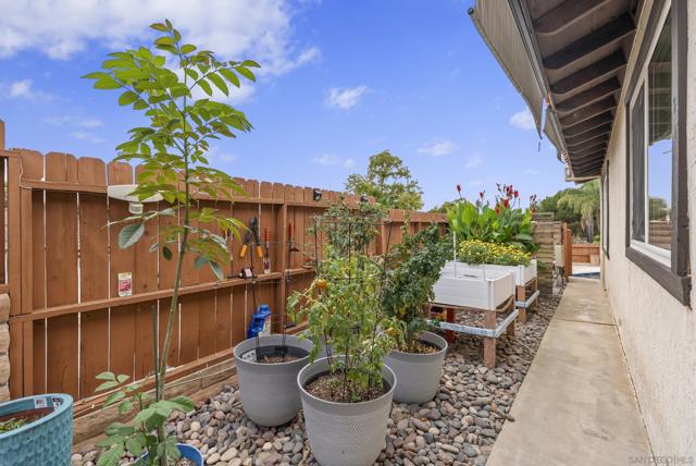 1918 Odell Cir, Vista CA: https://media.crmls.org/mediaz/94254969-1f78-448d-b296-95cb3a23e1e4.jpg