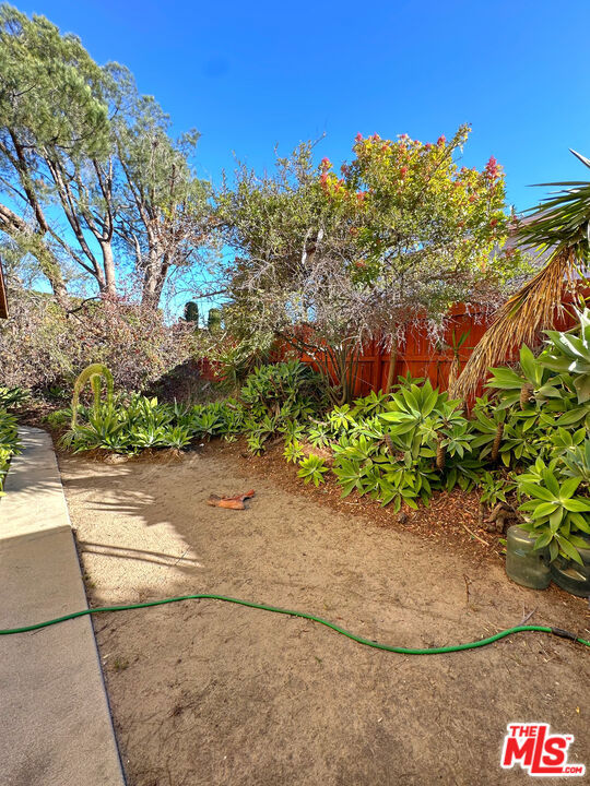 https://media.crmls.org/mediaz/942555c3-7286-460c-84cd-d24638cd2b20.jpg?preset=X-Large