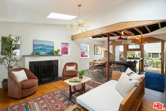 2311 Glencoe Avenue, Venice CA: https://media.crmls.org/mediaz/9425a97d-d214-411d-b8b7-3bf42a16b1a3.jpg