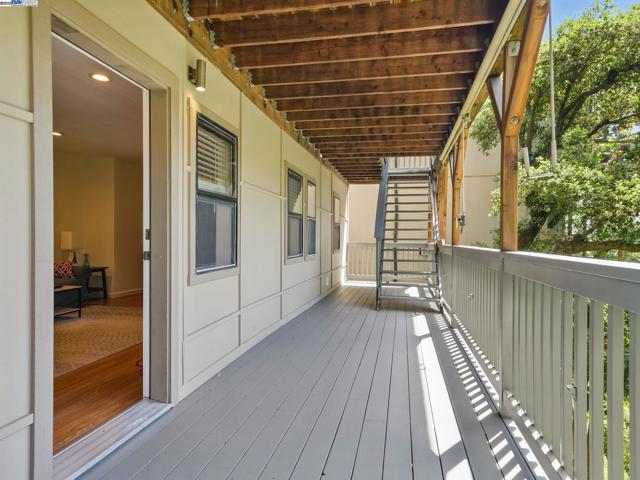 2323 Mastlands Dr, Oakland CA: https://media.crmls.org/mediaz/94261cc2-85d3-4f4e-82d0-c362b3136f70.jpg