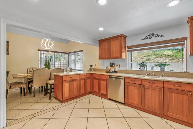 Detail Gallery Image 4 of 33 For 613 Point Vicente Ct, Chula Vista,  CA 91911 - 4 Beds | 2/1 Baths