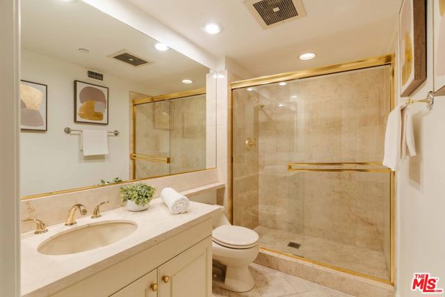 12218 Montana Avenue, Los Angeles CA: https://media.crmls.org/mediaz/942737c9-ae43-4f4e-818b-eefdec8f250d.jpg
