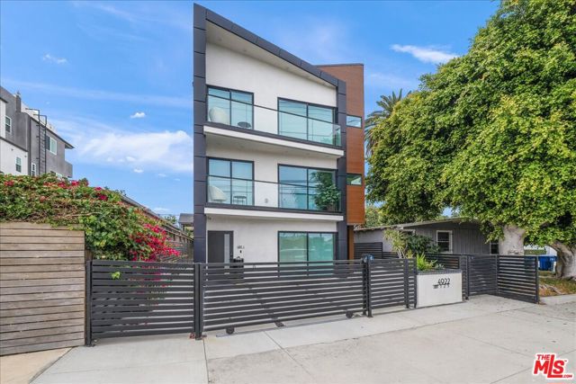 4922 S Centinela Avenue, Los Angeles CA: https://media.crmls.org/mediaz/942742d0-fc36-474d-b1d8-3d7c2909e70a.jpg