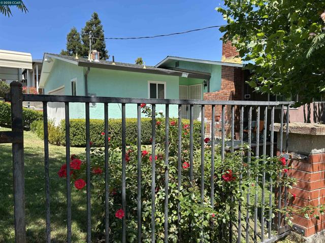 826 Veale, Martinez CA: https://media.crmls.org/mediaz/9427e09e-00ad-4d01-8c56-94844e6c4491.jpg