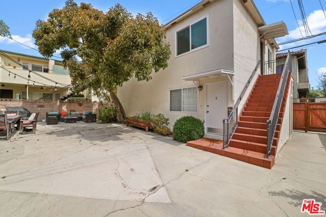 833 15th Street, Santa Monica CA: https://media.crmls.org/mediaz/94289e3e-5bcc-4fed-8c54-7e142b8b3689.jpg