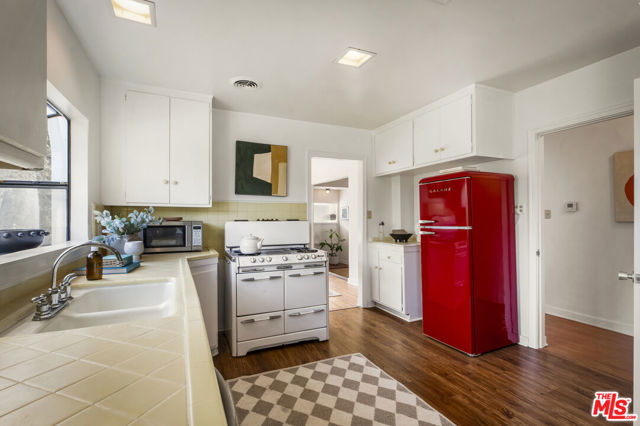 2316 Kenilworth Avenue, Los Angeles CA: https://media.crmls.org/mediaz/9428c8c1-a8a2-4bb0-9619-3831288fa2f6.jpg