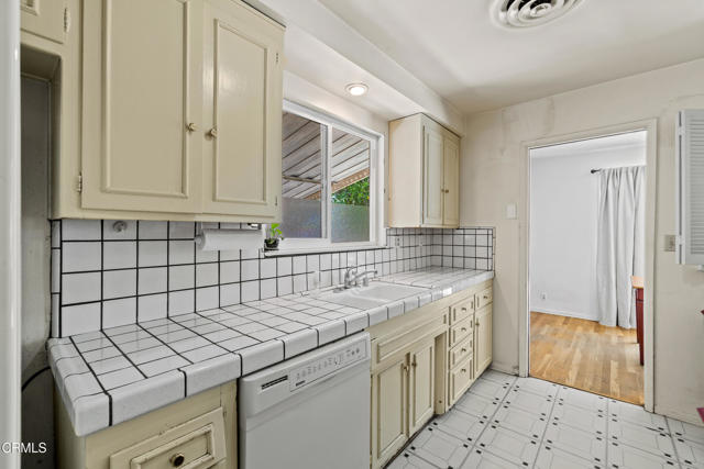 6449 Quakertown Avenue, Woodland Hills CA: https://media.crmls.org/mediaz/9429828d-fbeb-4425-b686-a3f6bedb971c.jpg