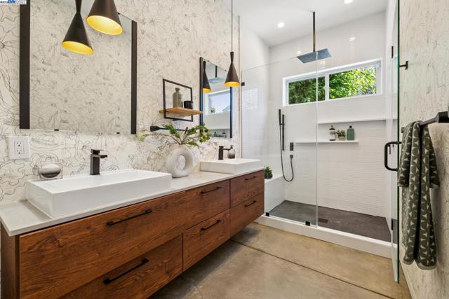 730 HENRY STREET, Oakland CA: https://media.crmls.org/mediaz/942a6b07-7566-4cab-b9c7-8ddf38cfc2ee.jpg