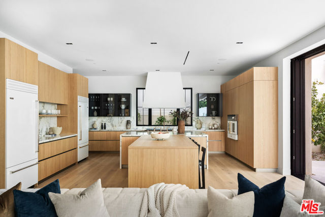 10950 Verano Road, Los Angeles CA: https://media.crmls.org/mediaz/942a6d45-528b-4525-8eb3-d4c61c211355.jpg