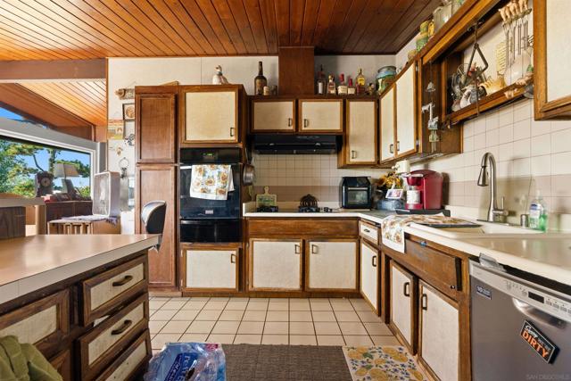 293 Paden Dr, Spring Valley CA: https://media.crmls.org/mediaz/942b2e8c-3bf5-409a-8f9d-84d9b448e333.jpg