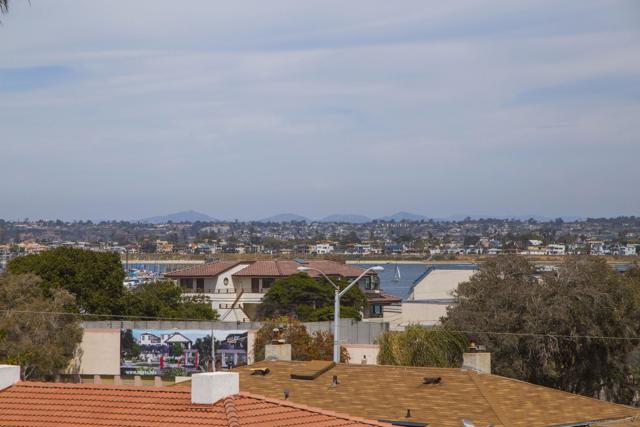 728 Jamaica Ct, San Diego CA: https://media.crmls.org/mediaz/942c047f-25e4-441e-a874-9a04f06be130.jpg
