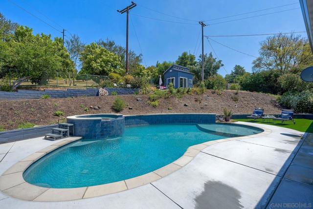 660 Via Rancho Pkwy, Escondido CA: https://media.crmls.org/mediaz/942c4e2f-1333-46cb-acd8-af450722c76d.jpg