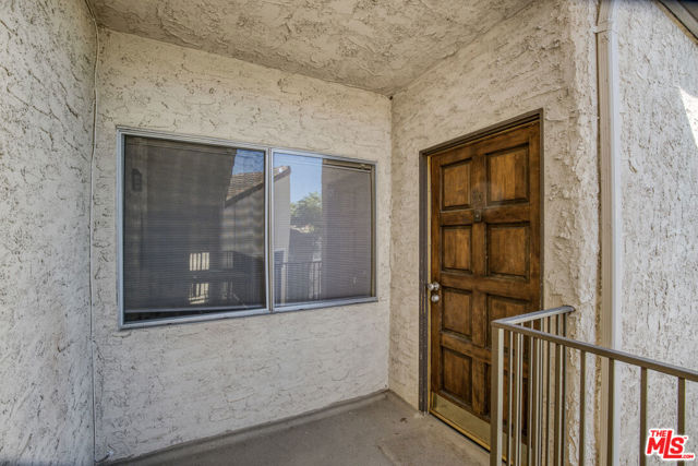 23401 Park Sorrento, Calabasas CA: https://media.crmls.org/mediaz/942c5815-c194-4aef-bd25-fb7367651469.jpg