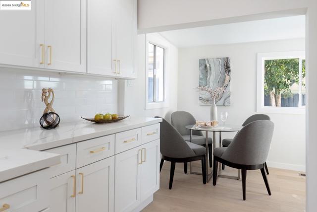 1515 Hampel St, Oakland CA: https://media.crmls.org/mediaz/942cf7f8-4719-49f3-bc17-6f2a86288677.jpg